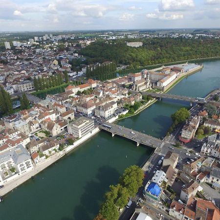 Apartamento Le Petit Melun Exterior foto